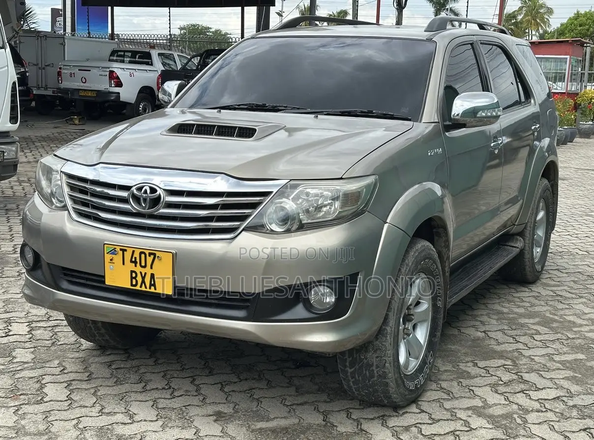 Toyota Fortuner 2011 Gold