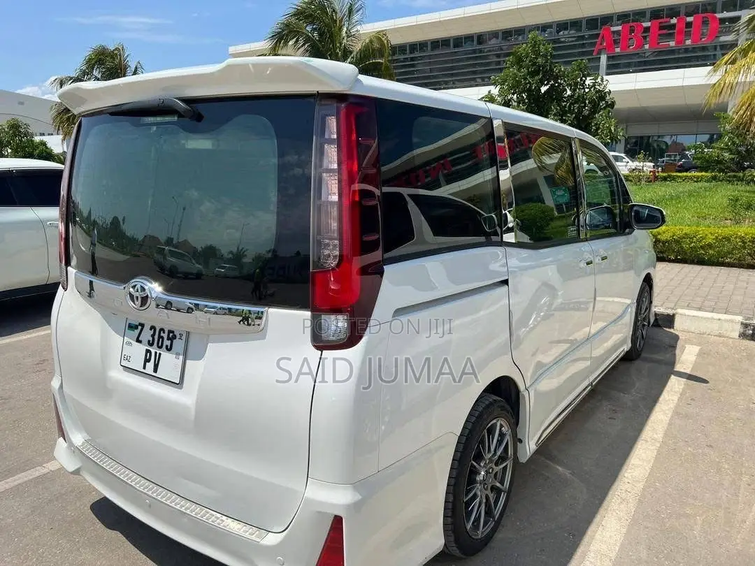 Toyota Noah 1.8 FWD Hybrid (7 seater) 2015 Pearl