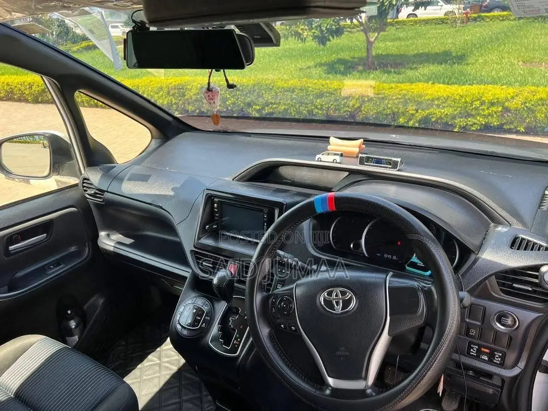Toyota Noah 1.8 FWD Hybrid (7 seater) 2015 Pearl