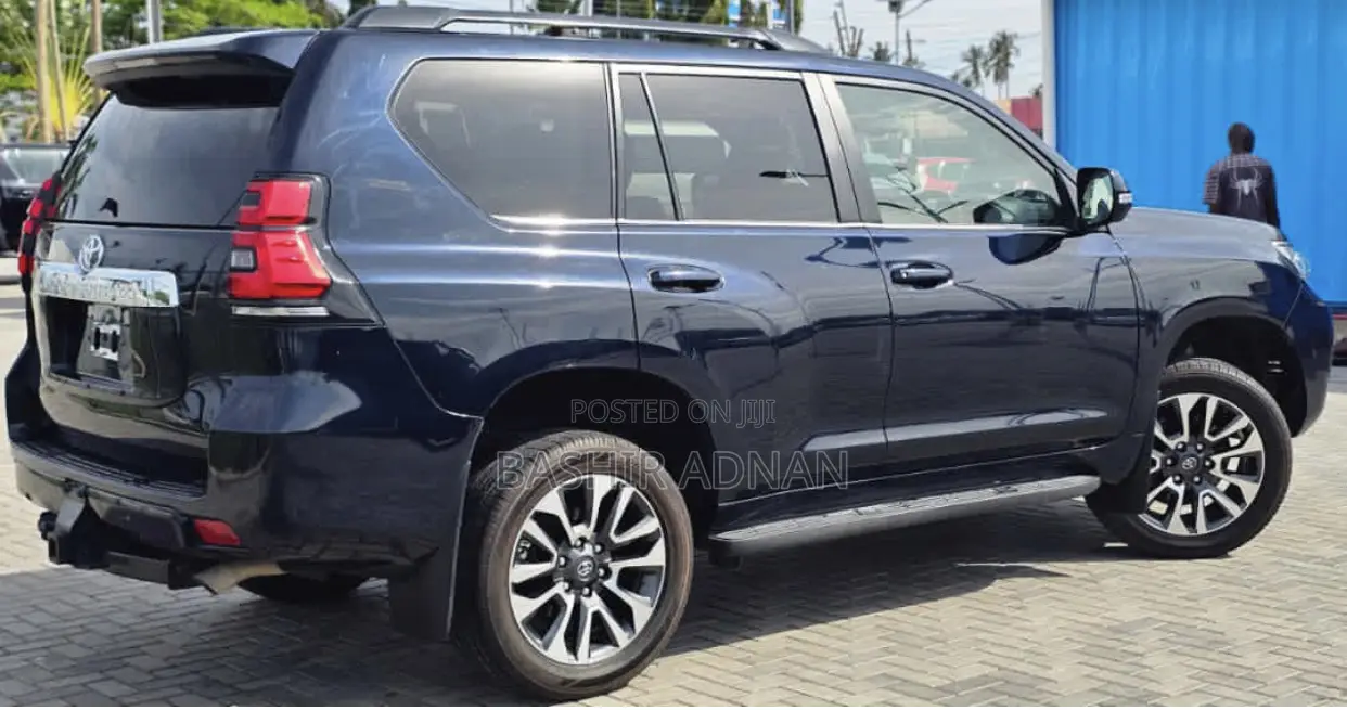 Toyota Land Cruiser Prado 2.8 2023 Blue