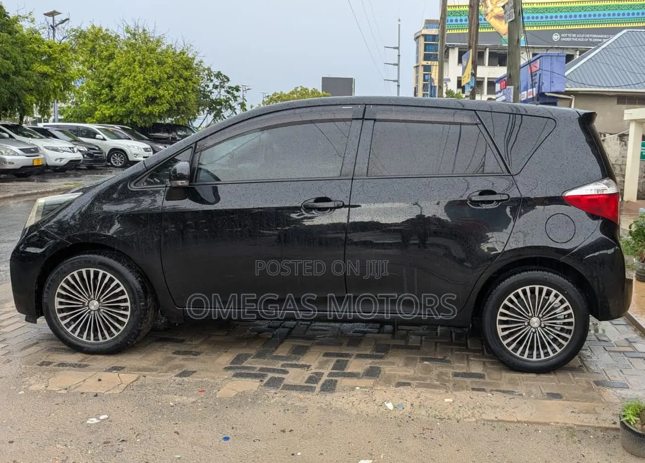 Toyota Ractis 1.5 FWD 2012 Black