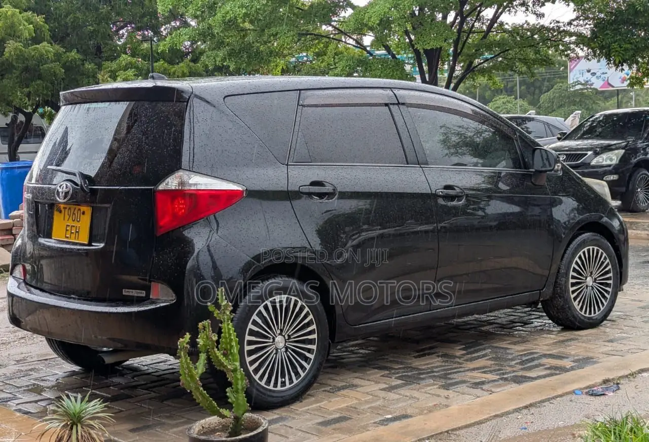 Toyota Ractis 1.5 FWD 2012 Black