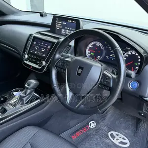 Toyota Crown 2018 Silver