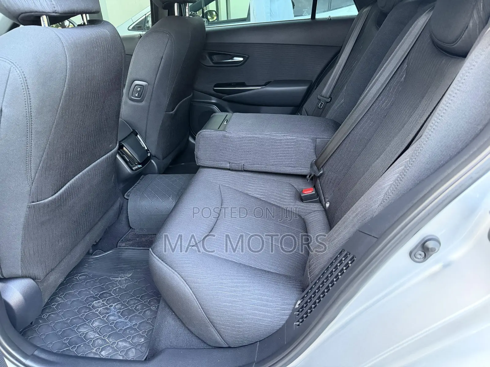 Toyota Crown 2018 Silver