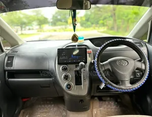 Toyota Ractis 2006 Silver