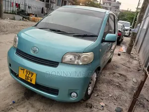 Toyota Porte 2005 Blue