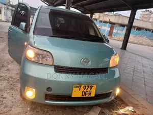 Toyota Porte 2005 Blue