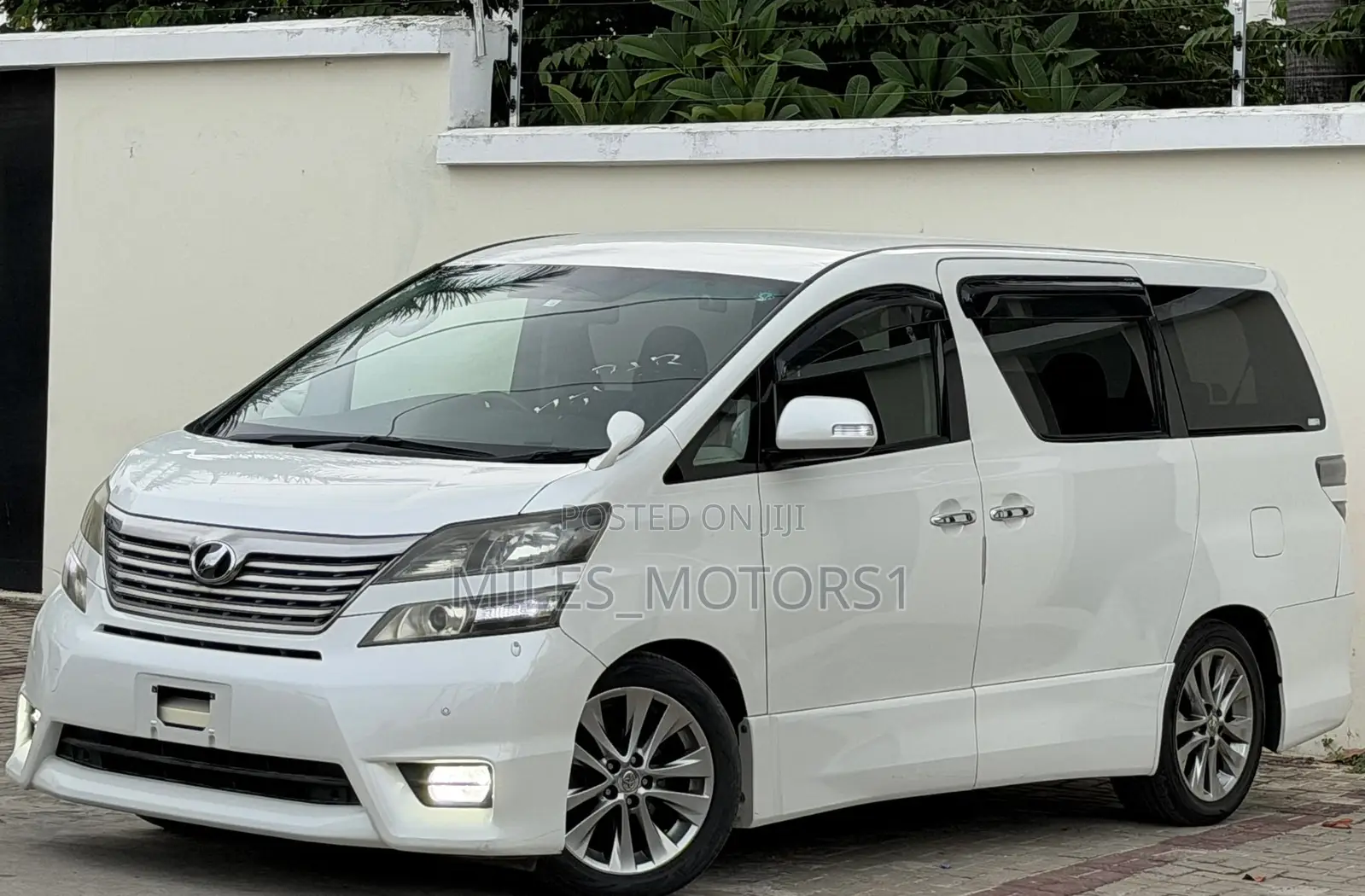 Toyota Vellfire 2010 White