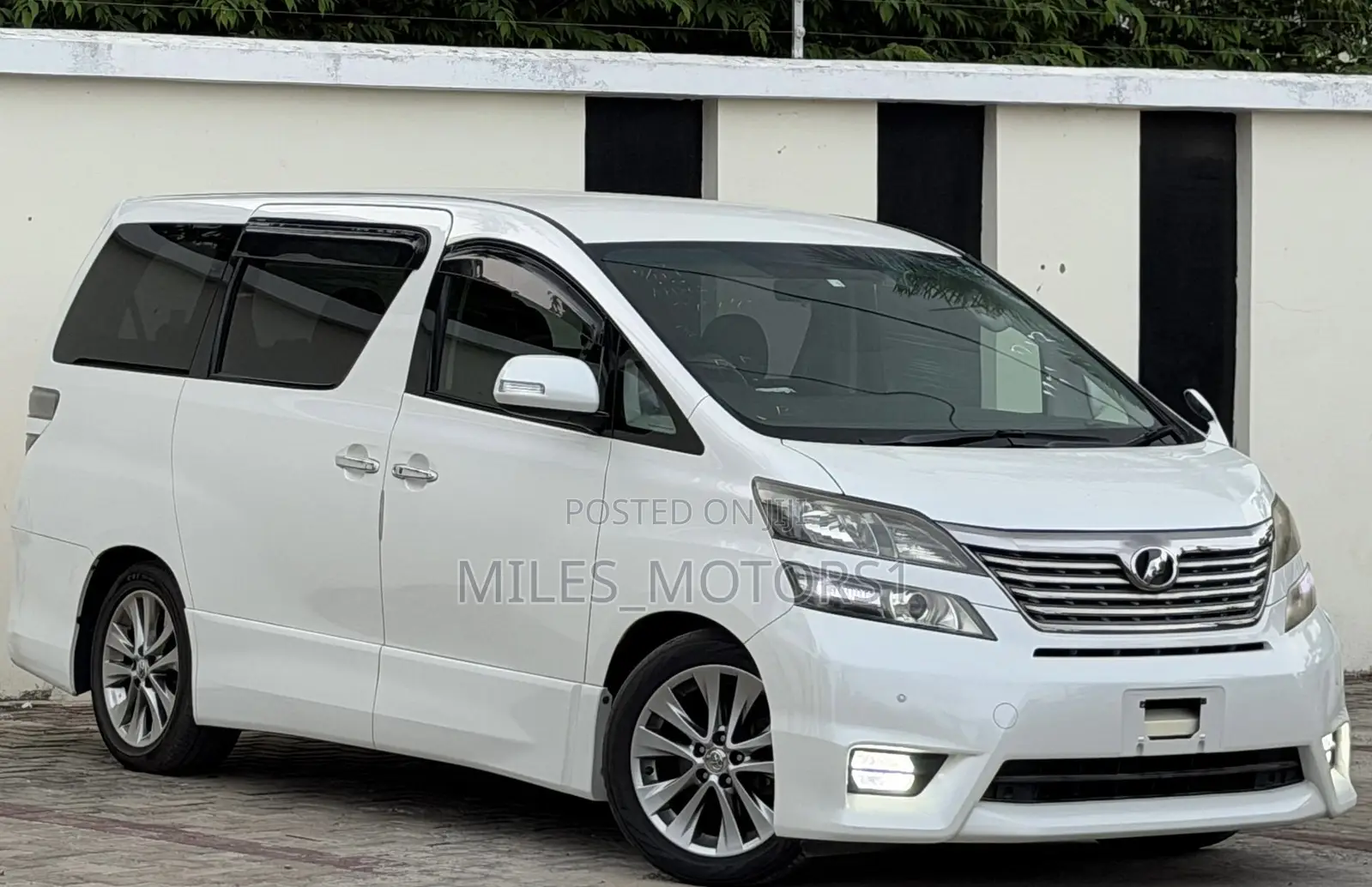 Toyota Vellfire 2010 White