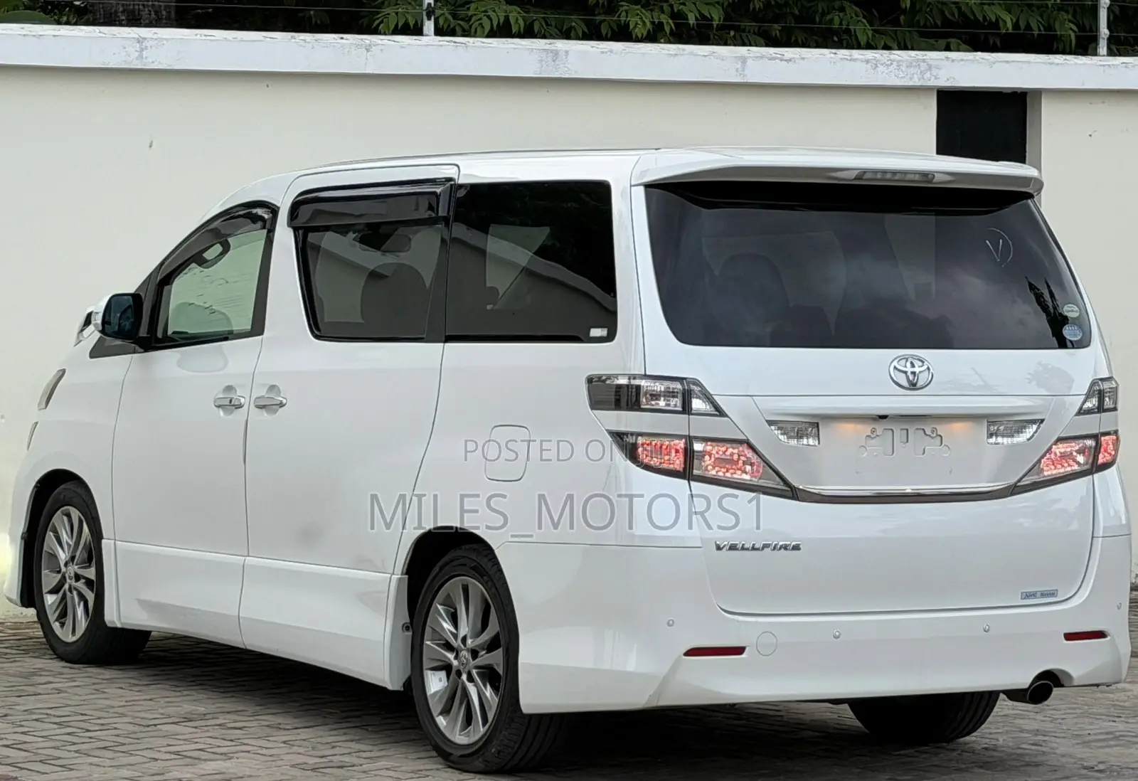 Toyota Vellfire 2010 White