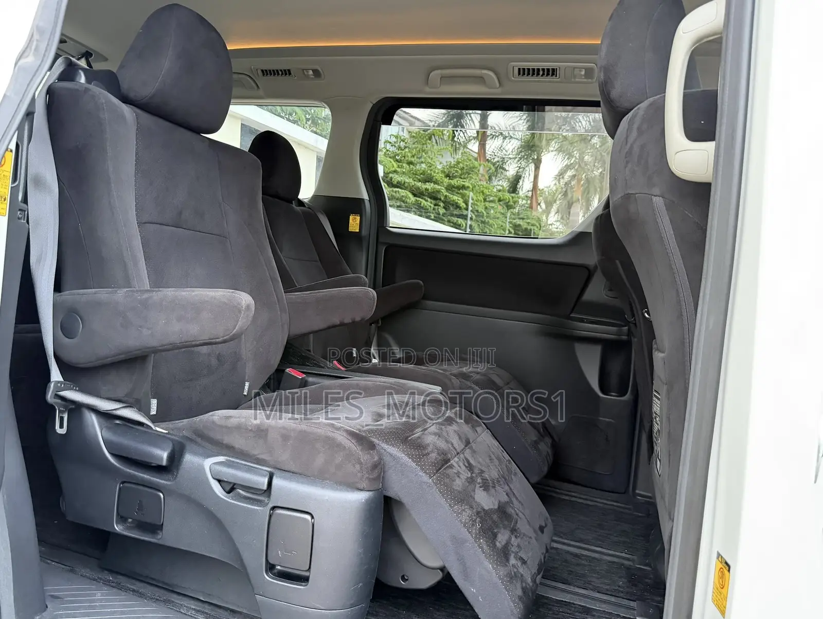 Toyota Vellfire 2010 White