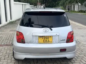 Toyota IST 2004 Silver