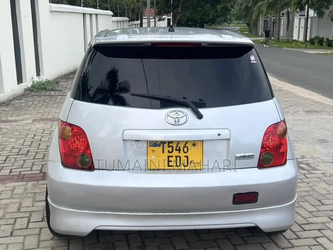 Toyota IST 2004 Silver