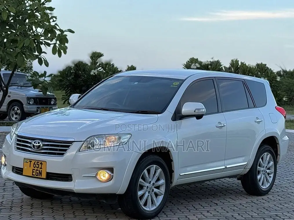 Toyota Vanguard 2012 White