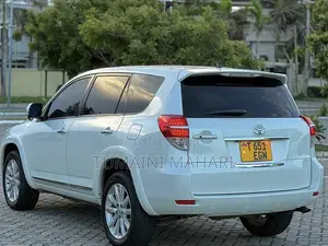 Toyota Vanguard 2012 White