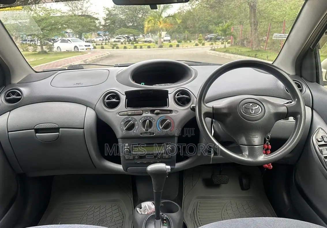 Toyota Vitz 2002 Silver