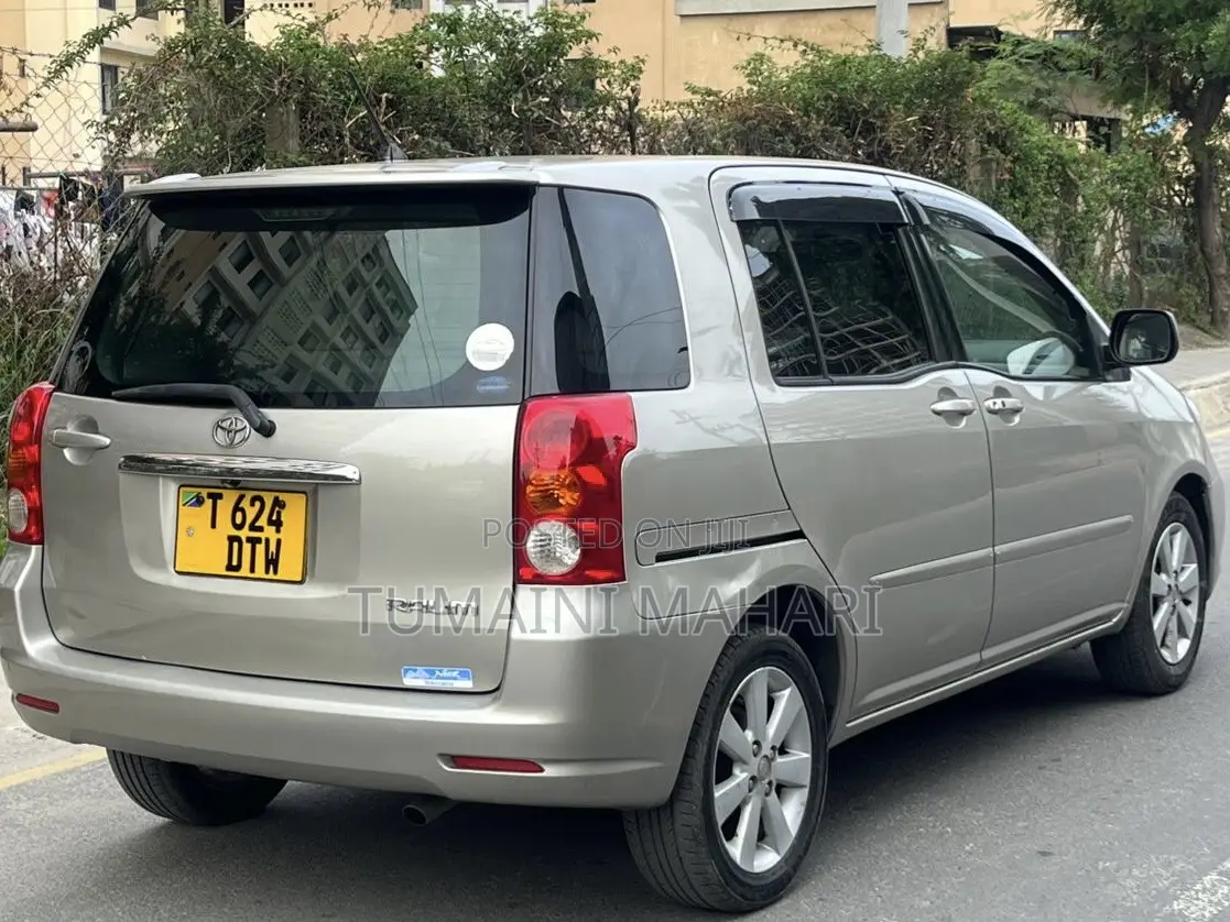 Toyota Raum 2003 Silver