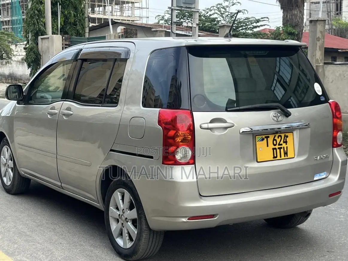 Toyota Raum 2003 Silver