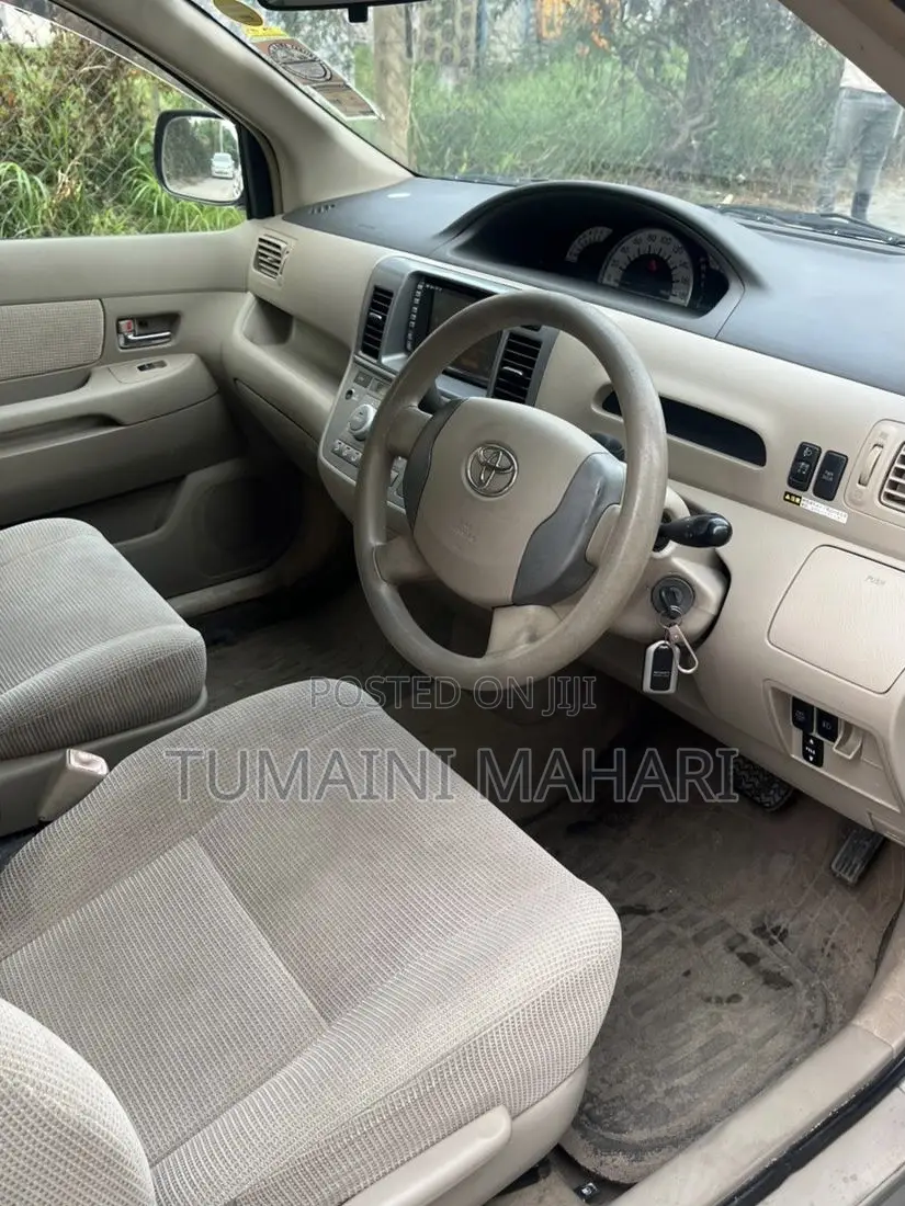Toyota Raum 2003 Silver
