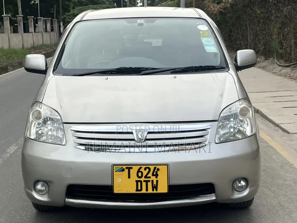 Toyota Raum 2003 Silver