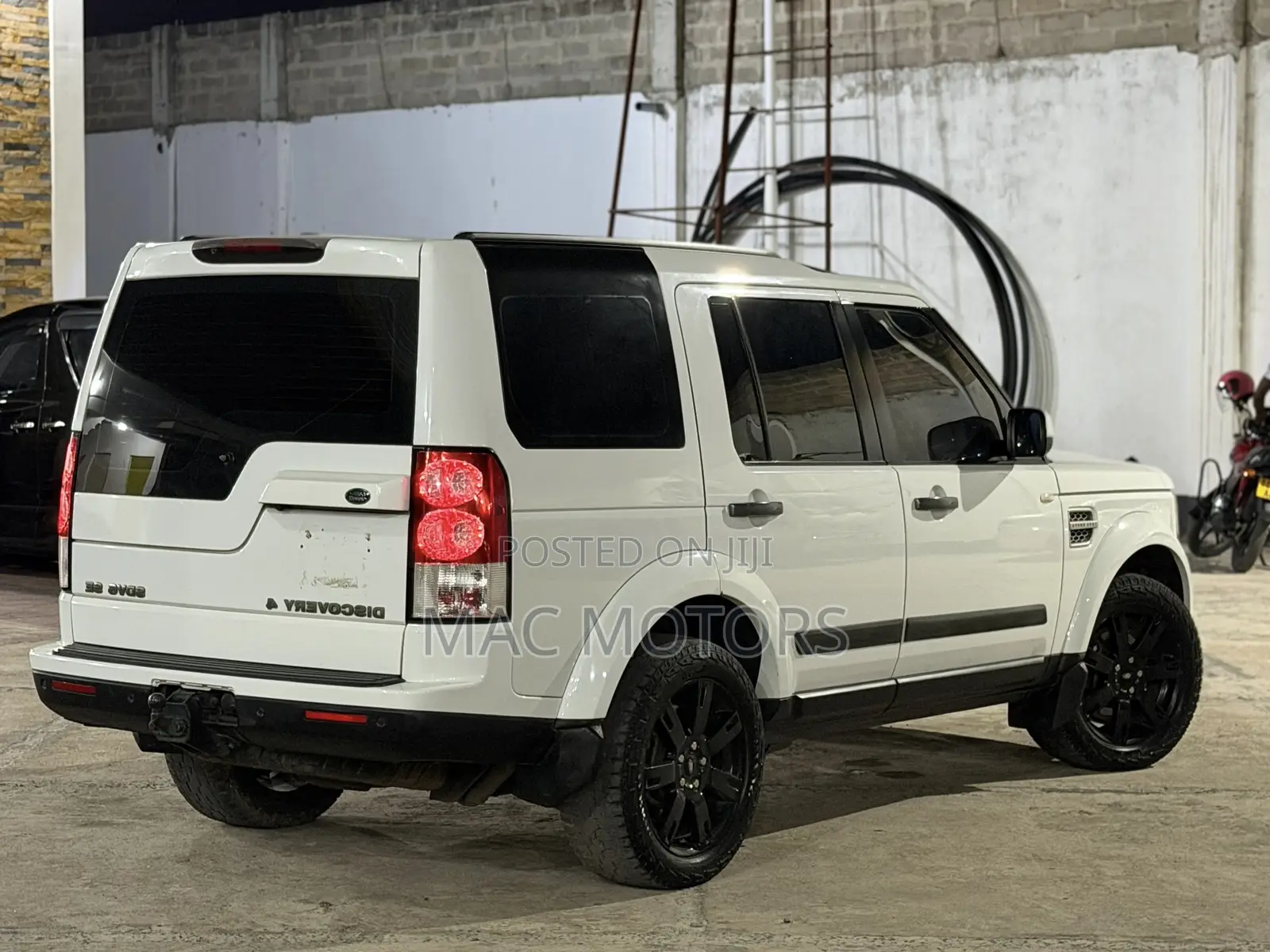 Land Rover Discovery 2012 White