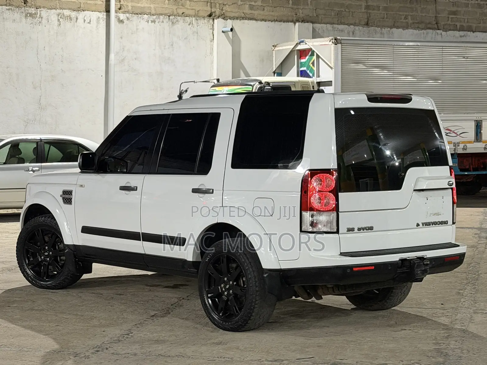 Land Rover Discovery 2012 White
