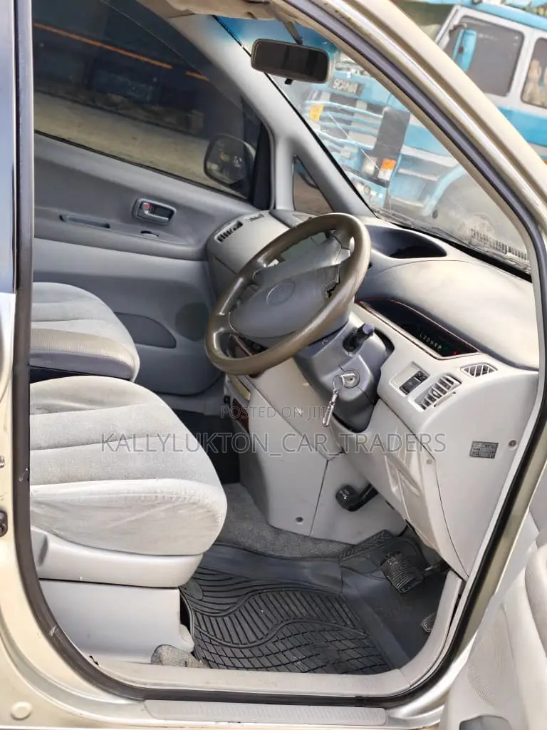Toyota Nadia 2003 Silver