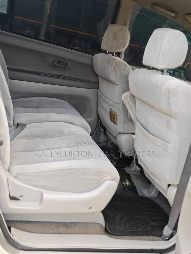 Toyota Nadia 2003 Silver