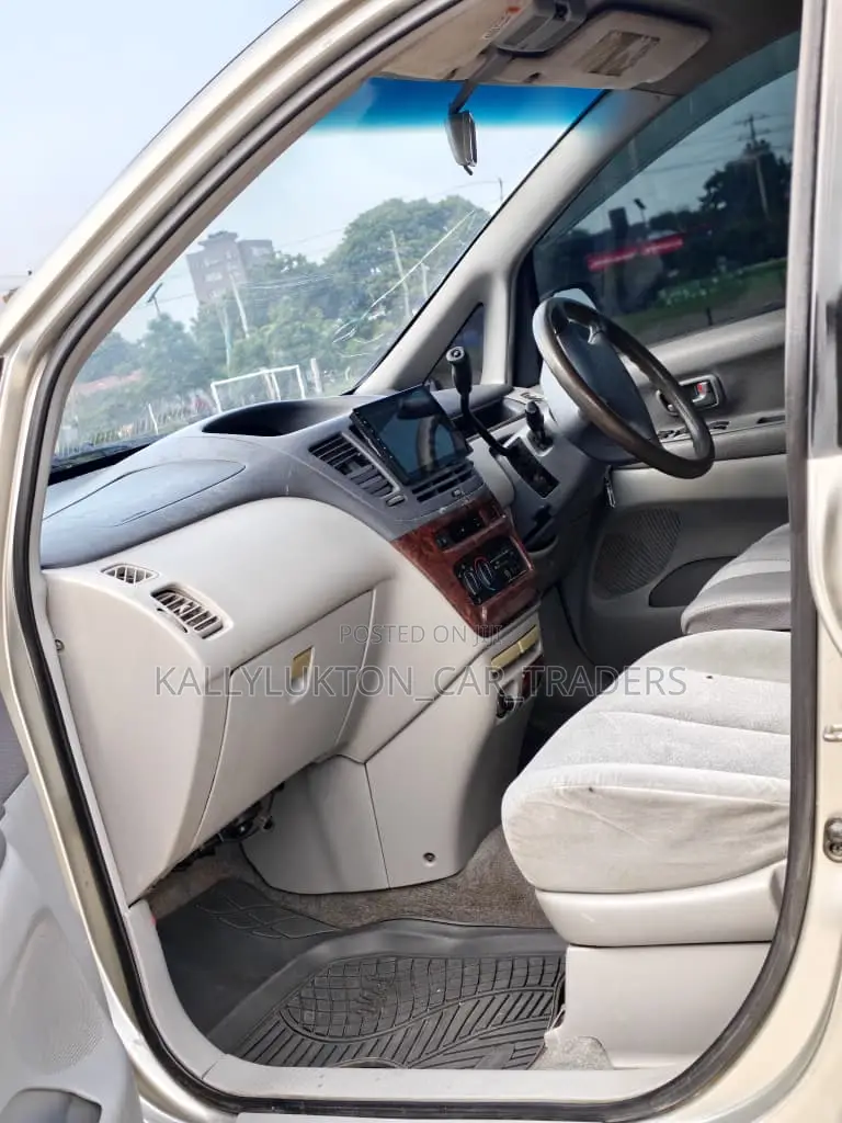 Toyota Nadia 2003 Silver
