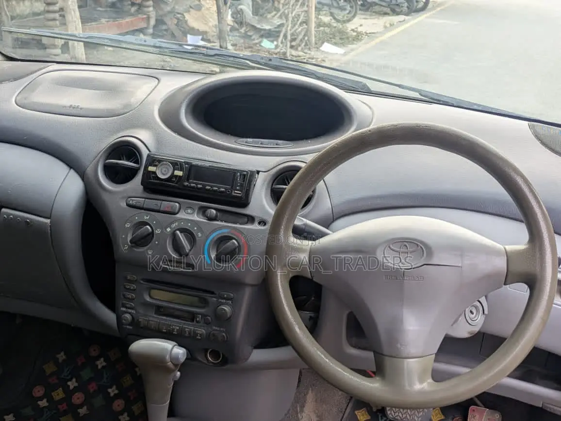 Toyota Vitz 2005 Pink