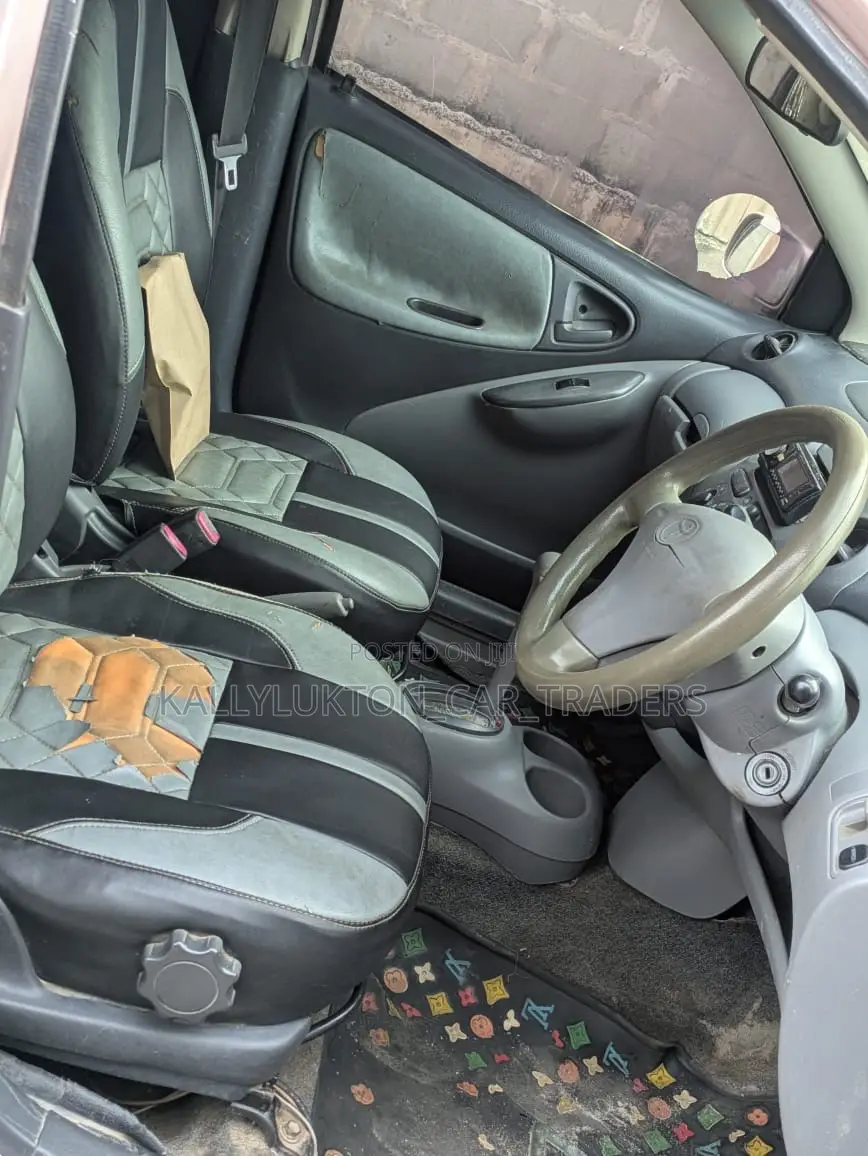 Toyota Vitz 2005 Pink
