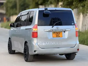 Toyota Noah 2009 Silver