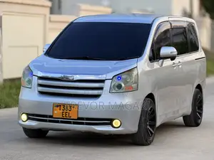 Toyota Noah 2009 Silver