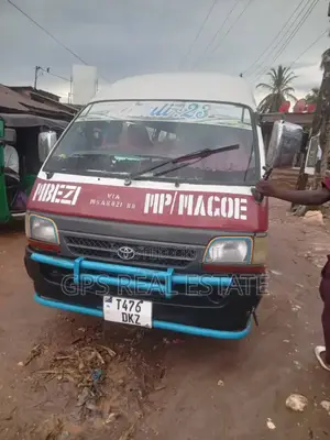 Toyota HiAce 2002 Red
