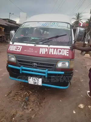 Toyota HiAce 2002 Red