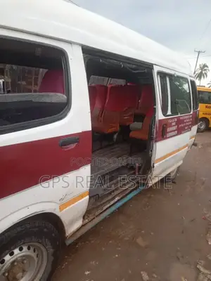 Toyota HiAce 2002 Red