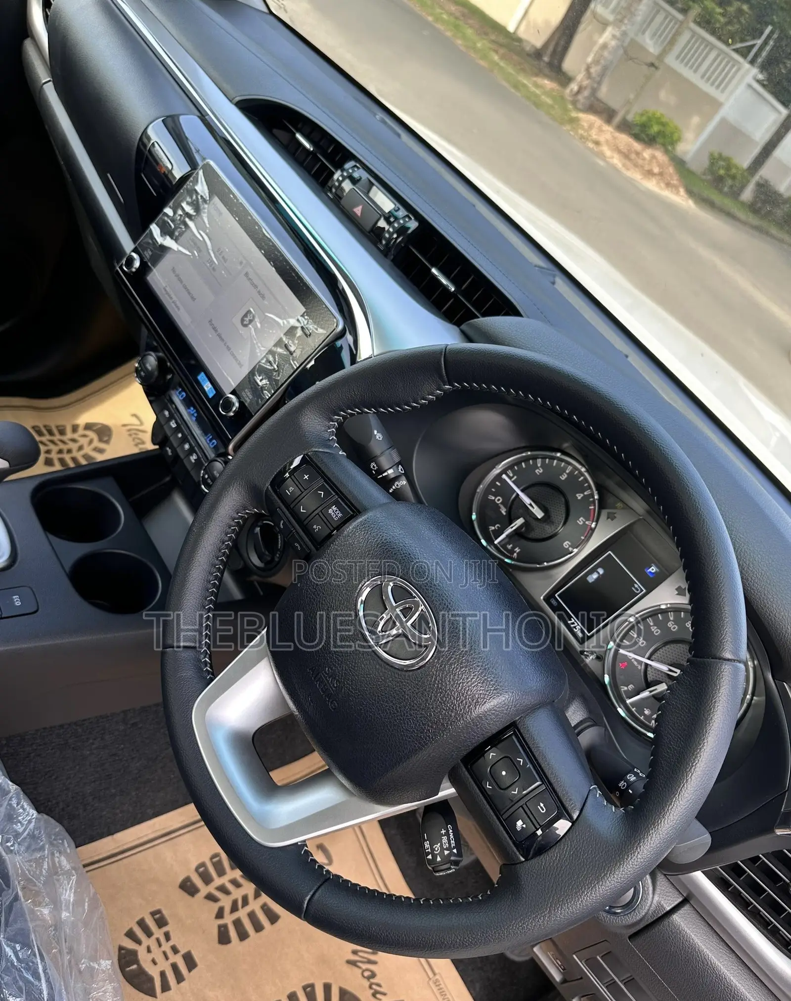 New Toyota Hilux 2025 White