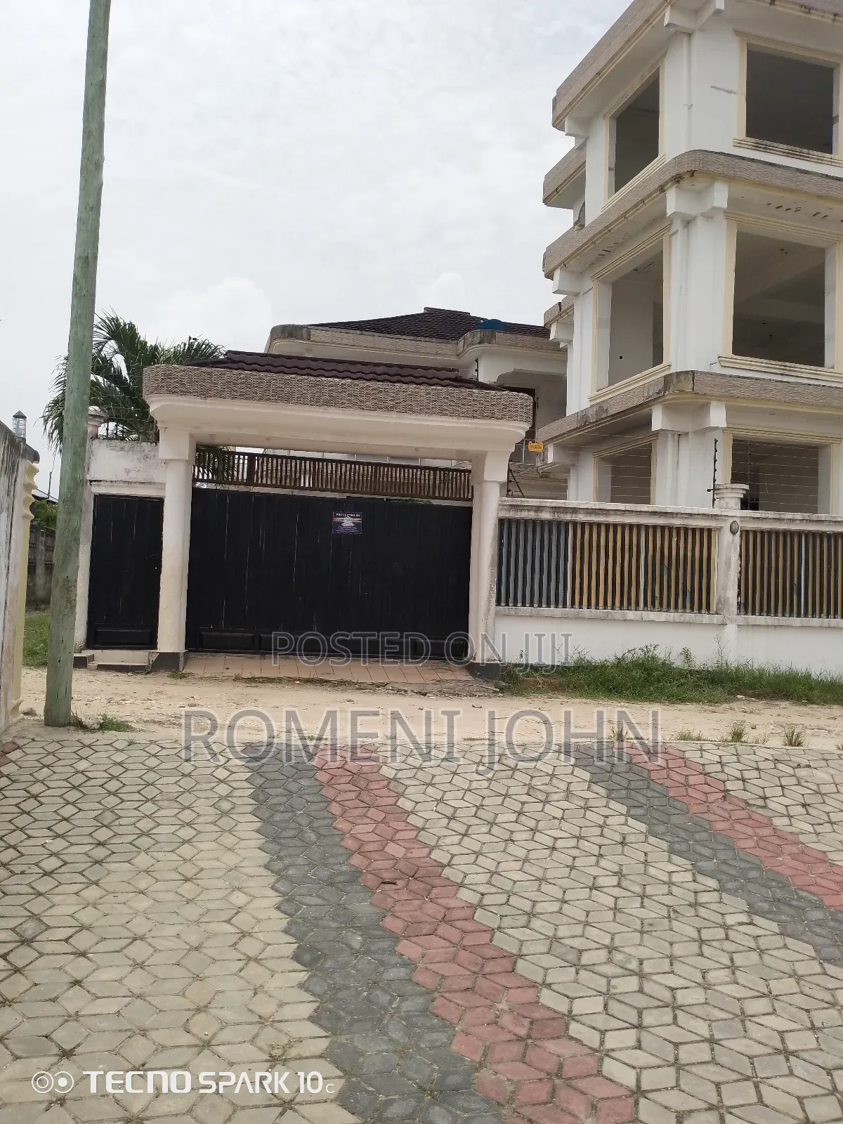 8bdrm Block of Flats in Tanzania Daresalaam, Ilala for sale