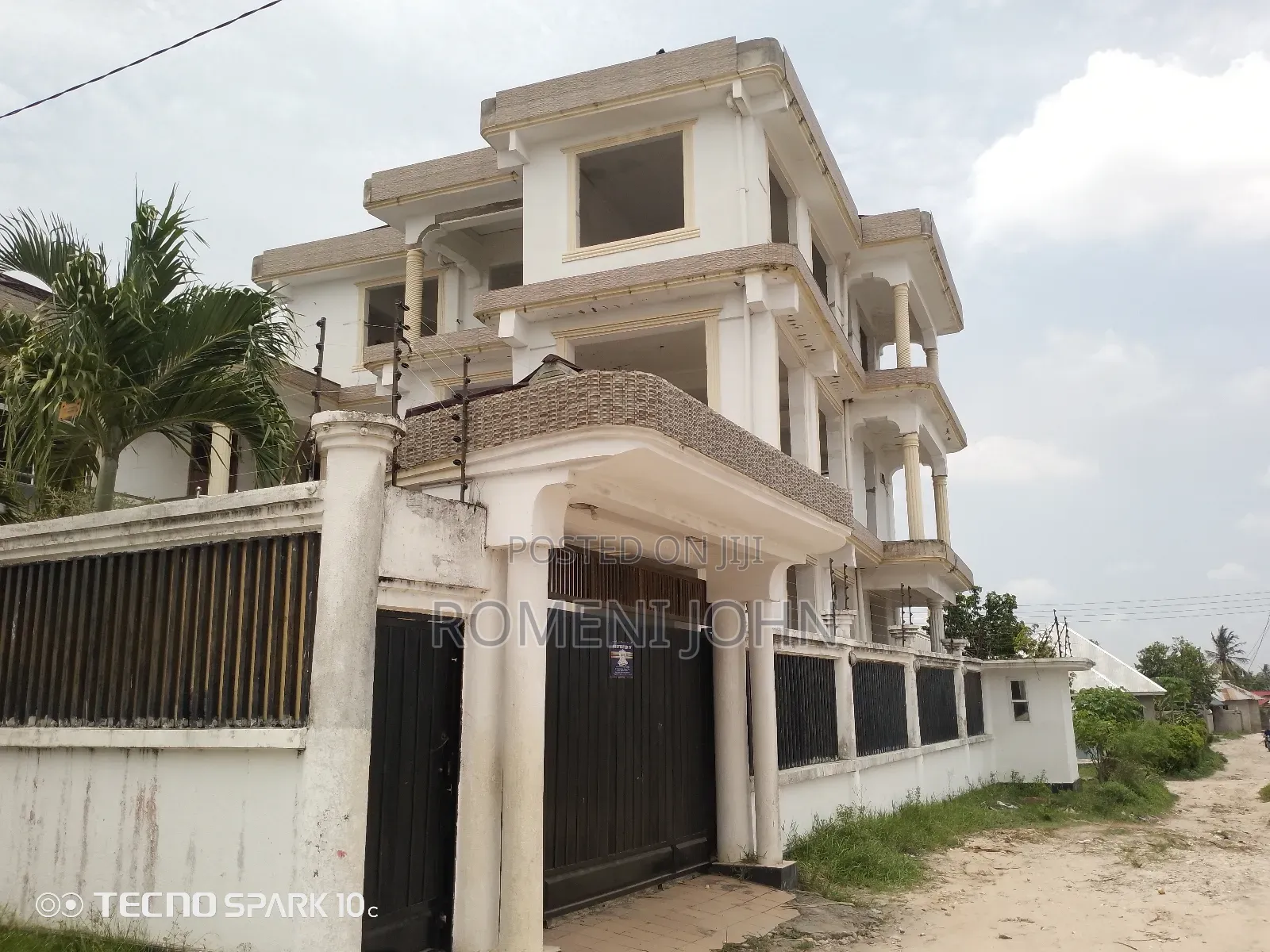 8bdrm Block of Flats in Tanzania Daresalaam, Ilala for sale
