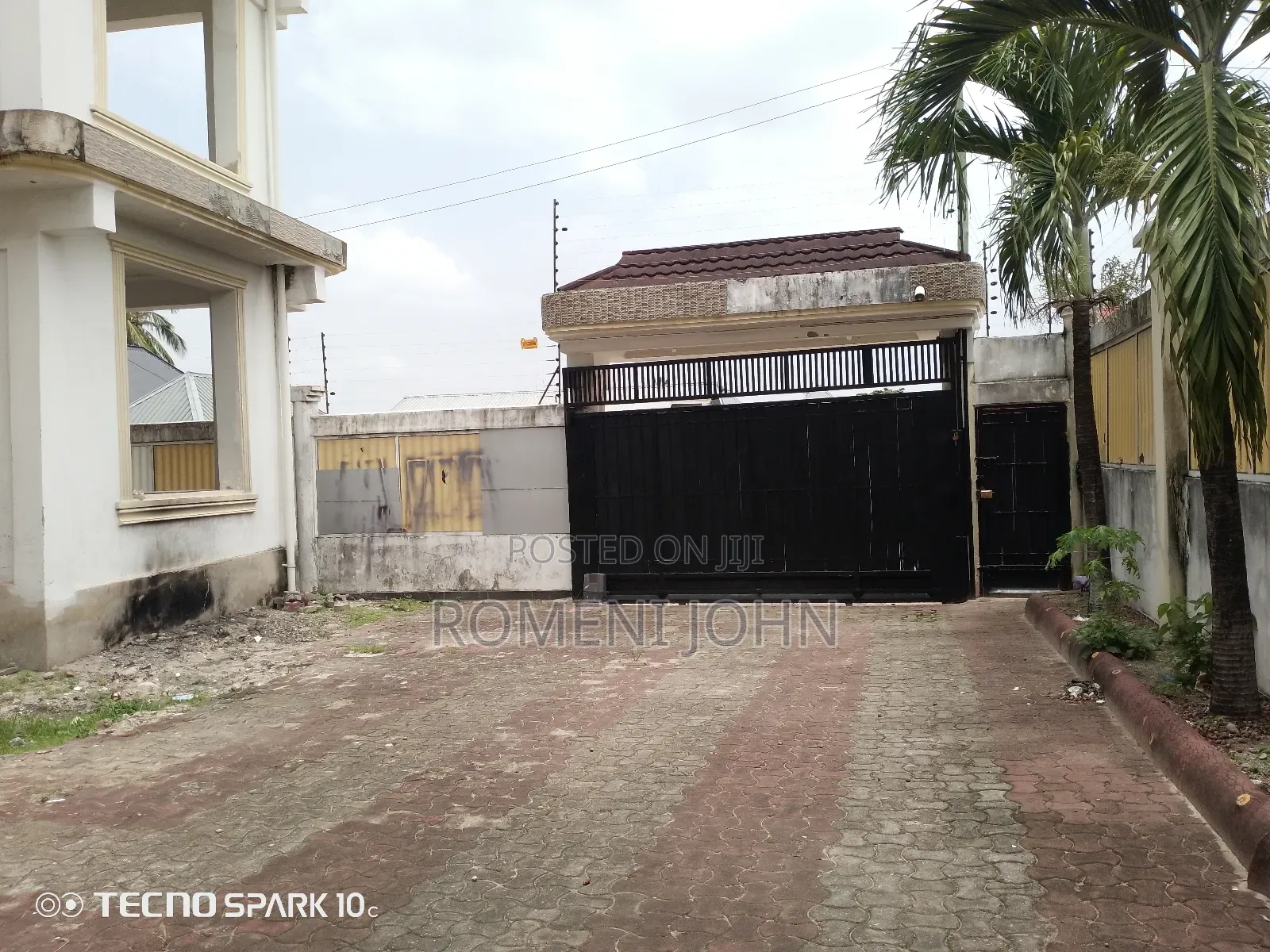 8bdrm Block of Flats in Tanzania Daresalaam, Ilala for sale