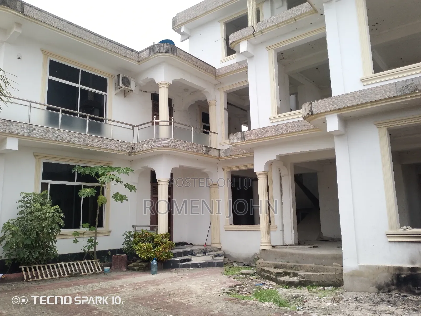8bdrm Block of Flats in Tanzania Daresalaam, Ilala for sale