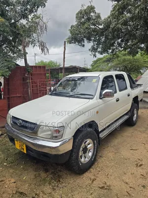 Toyota Hilux 2000 White