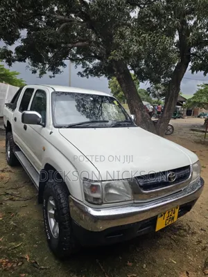 Toyota Hilux 2000 White