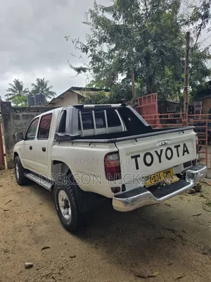Toyota Hilux 2000 White
