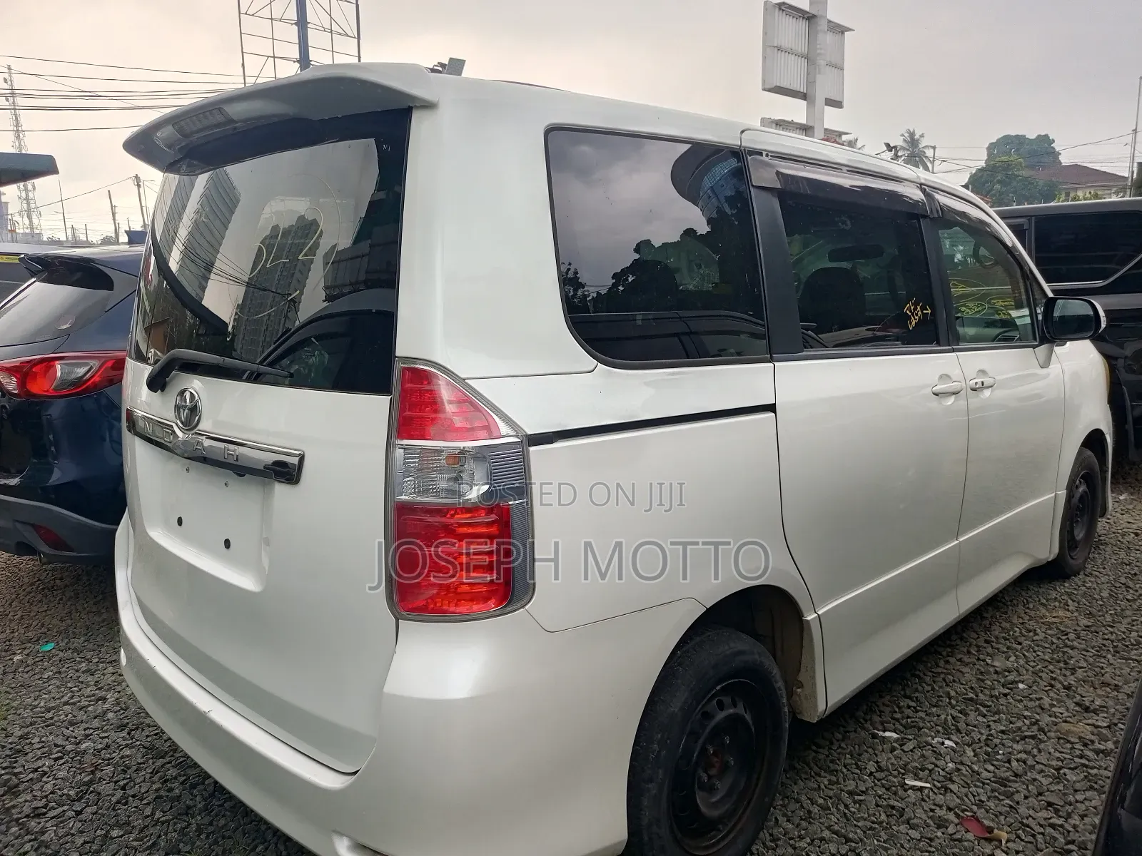 Toyota Noah 2.0 158hp AWD (8 Seater) 2008 White