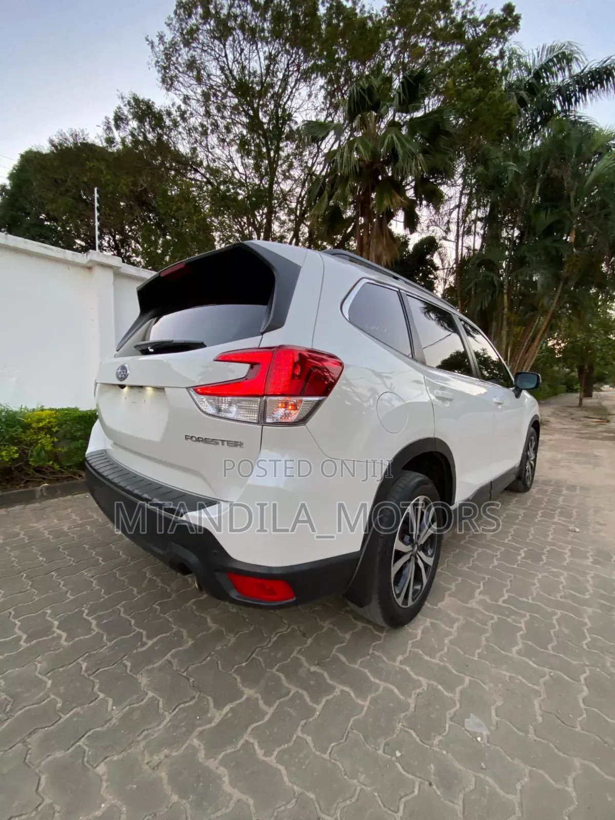 Subaru Forester Premium AWD 2020 White