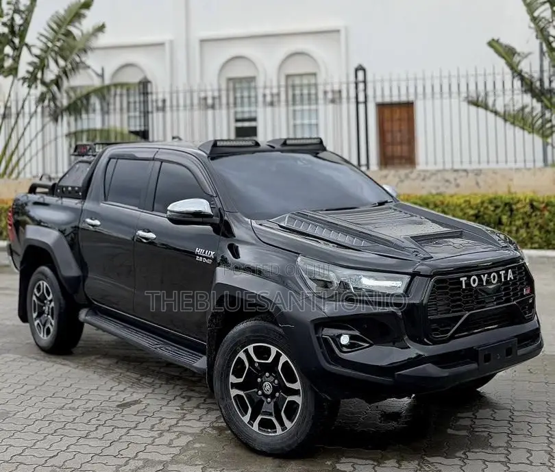 Toyota Hilux 2023 Gray
