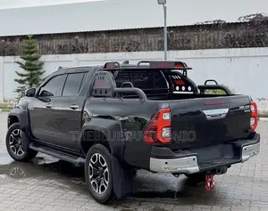 Toyota Hilux 2023 Gray