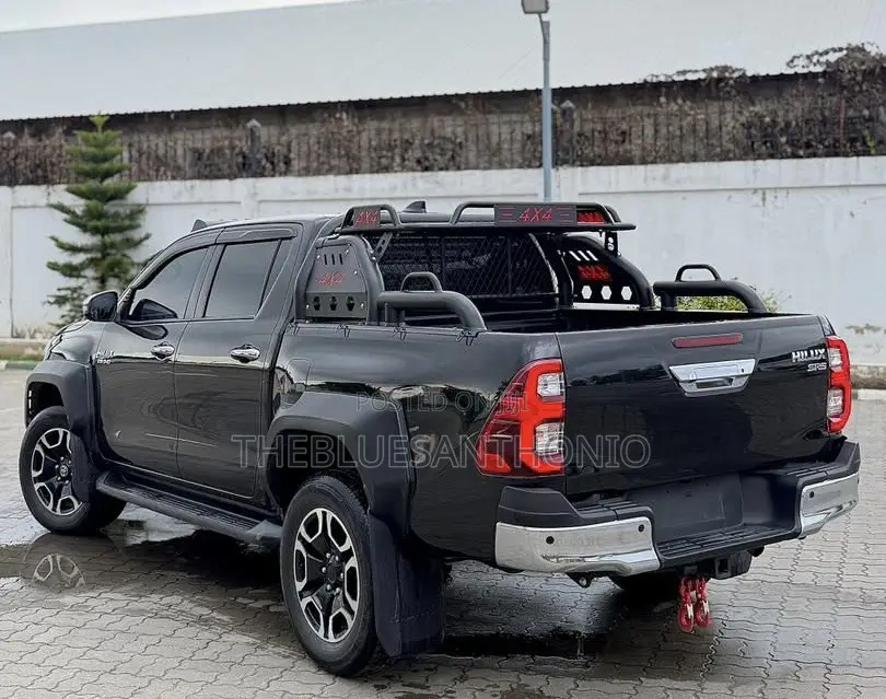 Toyota Hilux 2023 Gray