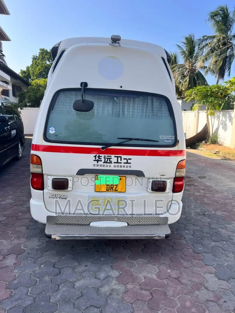 Toyota Grand HiAce 2003 White